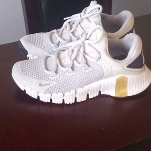 NIKE Free Metcon 4 Training Shoe in Pure Platinum/ Gold Coin Size US 6.5